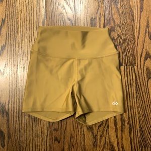 Alo airbrush shorts, gold
